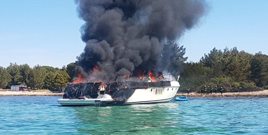 Exclusive: See the salvage of the 20m yacht that burned in front of Biograd