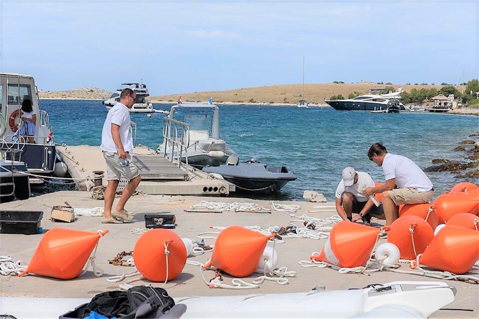 Postavljanje ekoloških plutača u akvatoriju kornatskog otočja